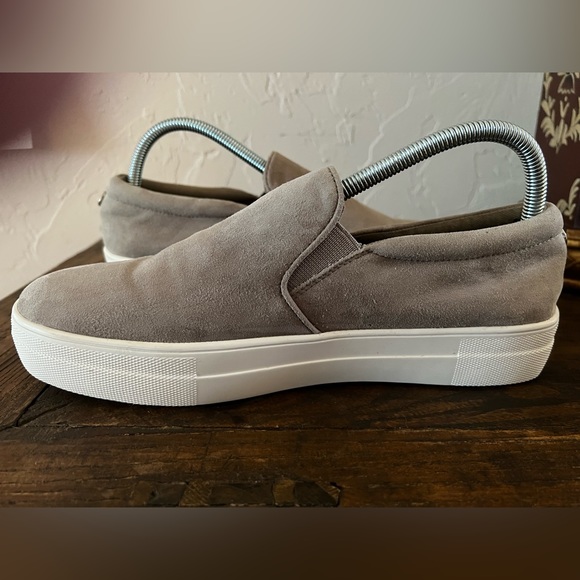 Steve Madden Sneakers Gills Grey
Suede Slip On Shoes, Women’s size 9.5 - Picture 5 of 14